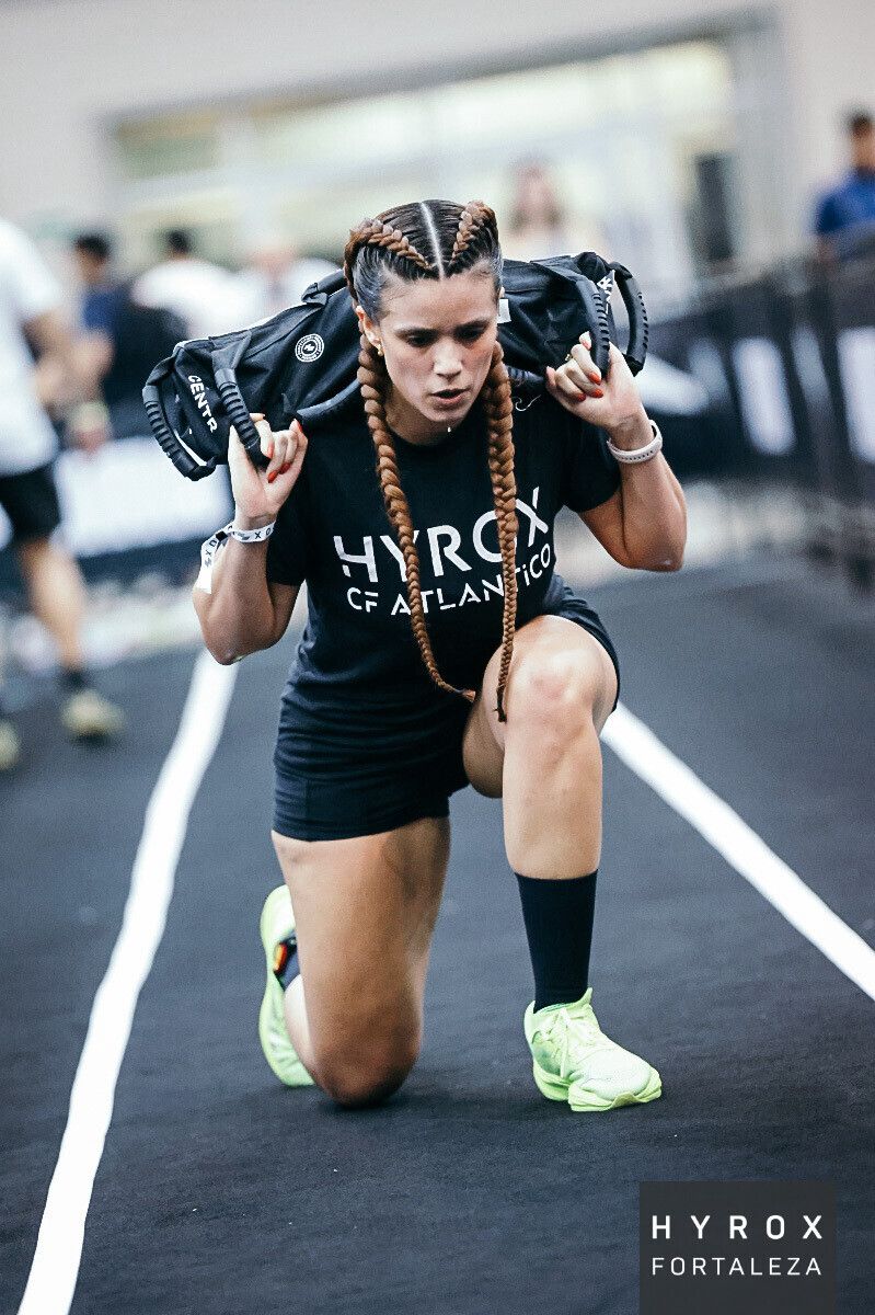 Atleta do CF Atlântico com sandbag em prova de Hyrox